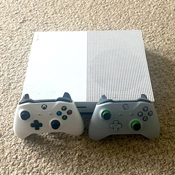 Xbox One S+ 2 controllers - Picture 1 of 3